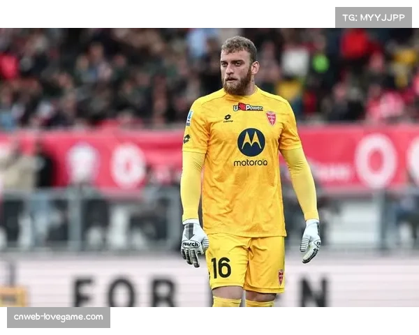 蒙扎门将迪格雷戈里奥高接低挡，全场完成9次扑救