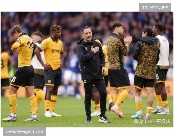 转播镜头显示，诺丁汉森林教练席通过平板实时监控球员心率与跑速数据